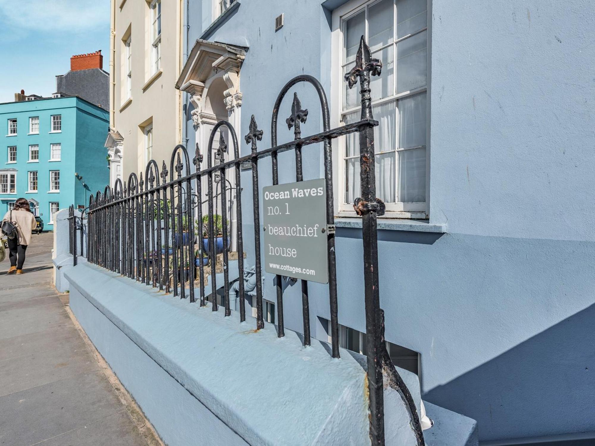 Ocean Waves Villa Tenby Exterior photo